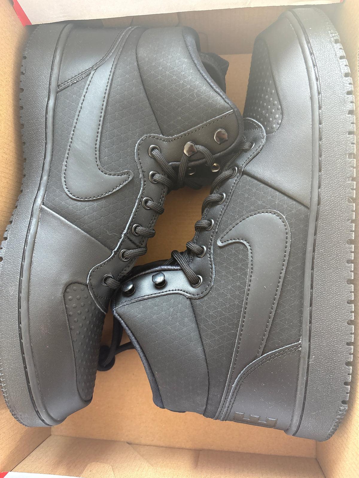 Nike Court Borough MID in schwarz, Größe 45