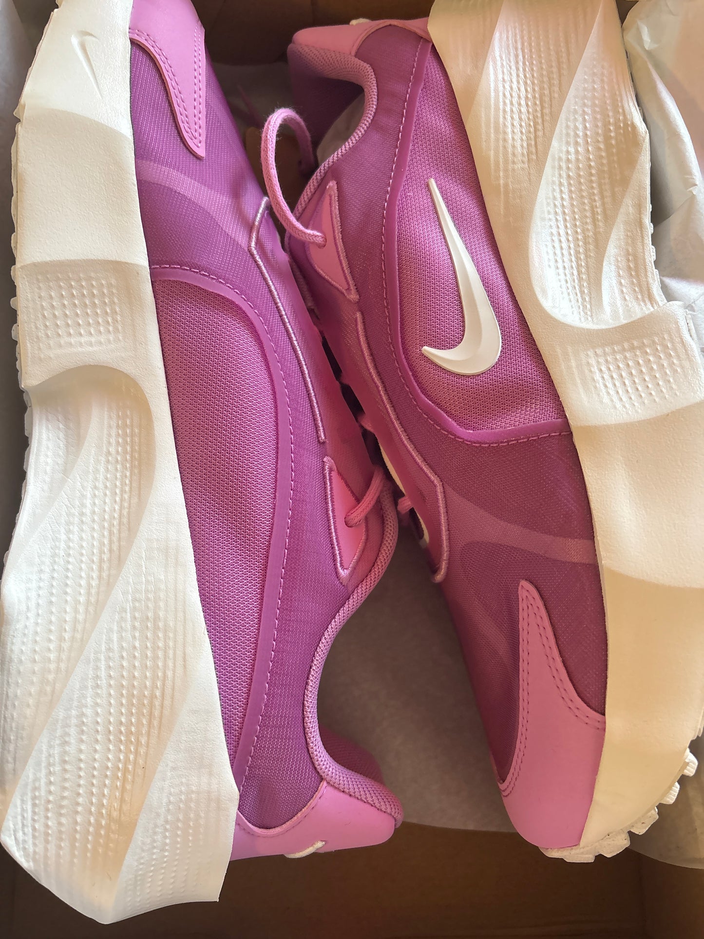 Nike Aura Edge, weiss/flieder, Größe 44,5