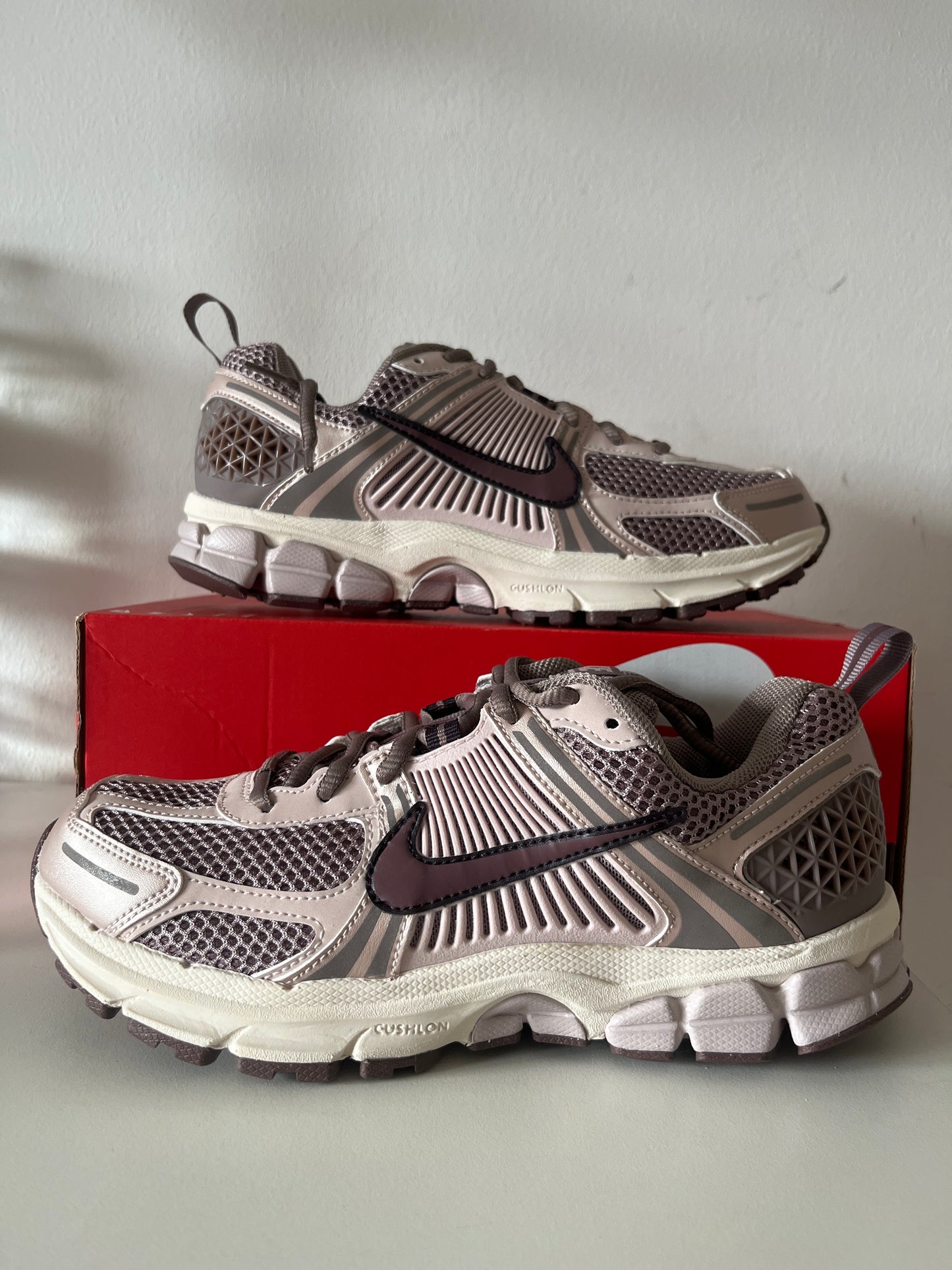 Nike Vomero 5 in brombeere/flieder/creme, Größe 38,5