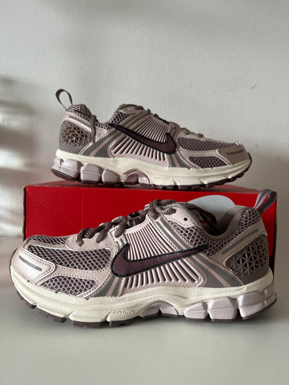 Nike Vomero 5 in brombeere/flieder/creme, Größe 38,5