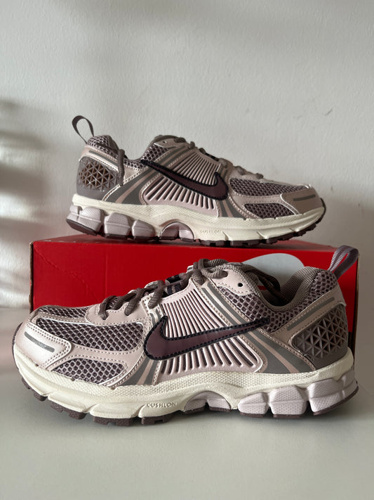 Nike Vomero 5 in brombeere/flieder/creme, Größe 38,5