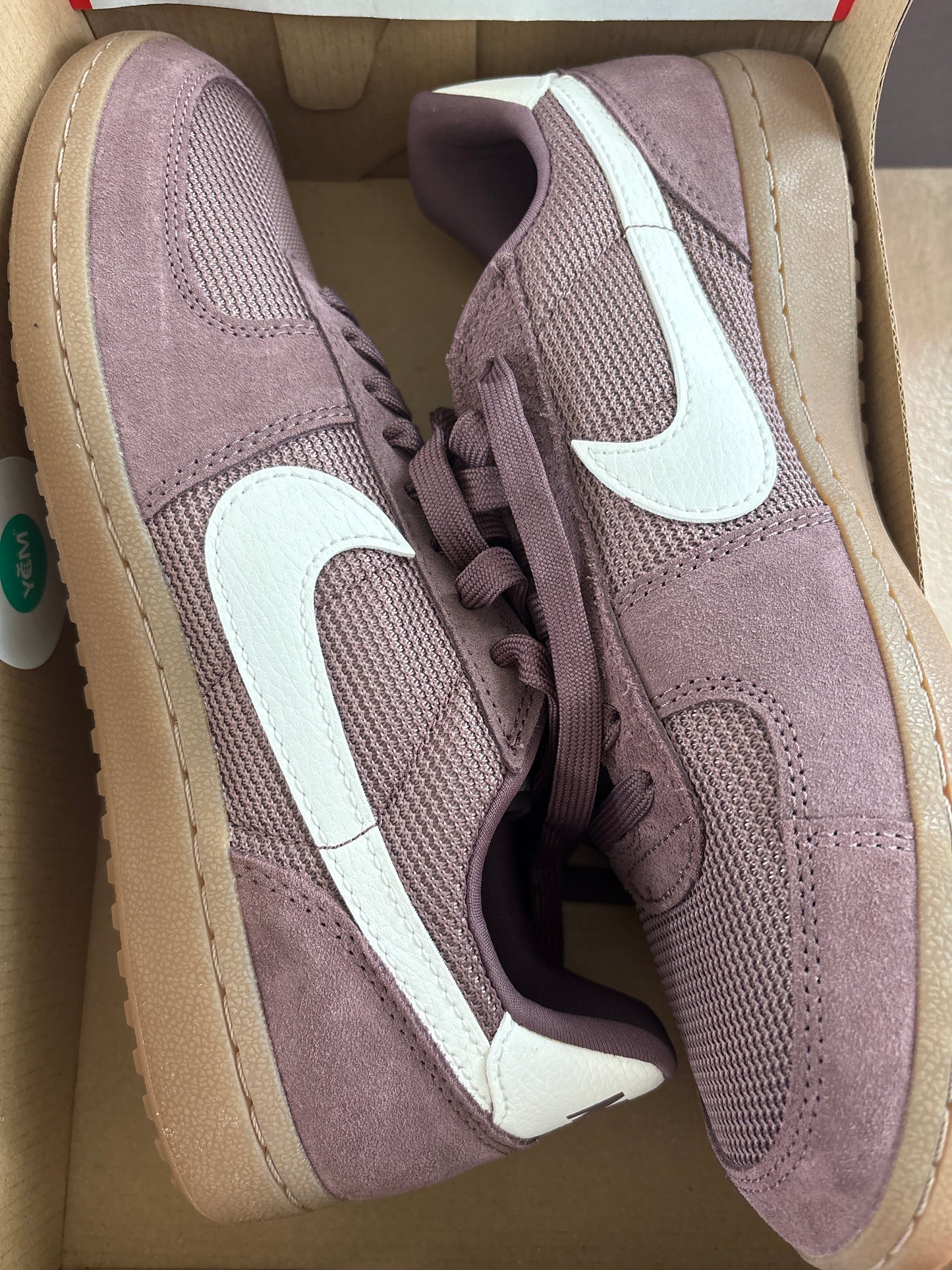 Nike General Field, weinrot/weiss in Größe 44