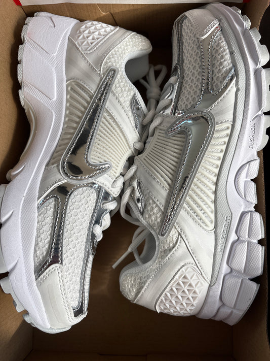 Nike Zoom Vomero 5 in Silber/weiss, Größe wählbar