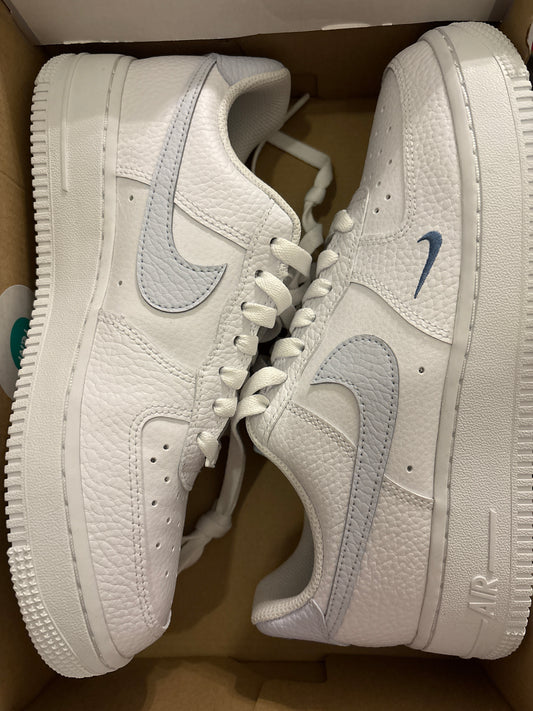 Nike Airforce 1 in weiss mit Logo hellblau, Größe wählbar