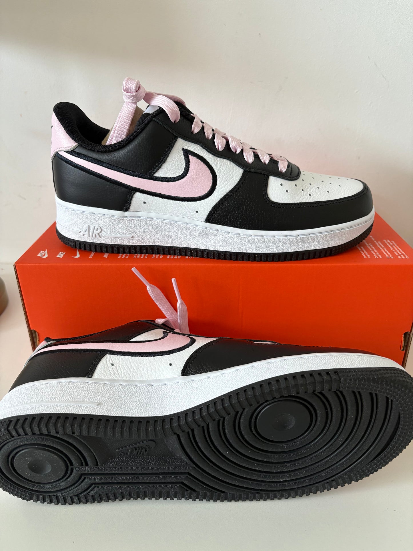 Nike Air Force 1 weiss/schwarz/rosa, Größe 42