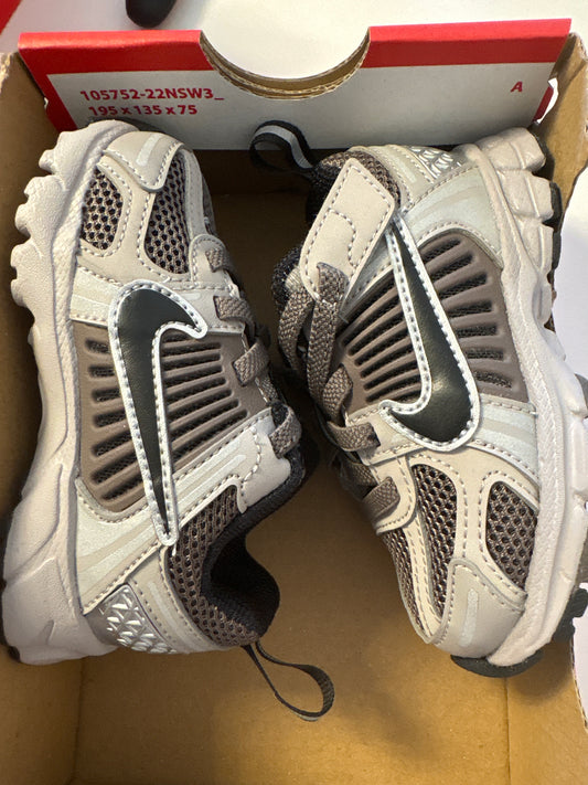 Nike Zoom Vomero 5, Größe 21