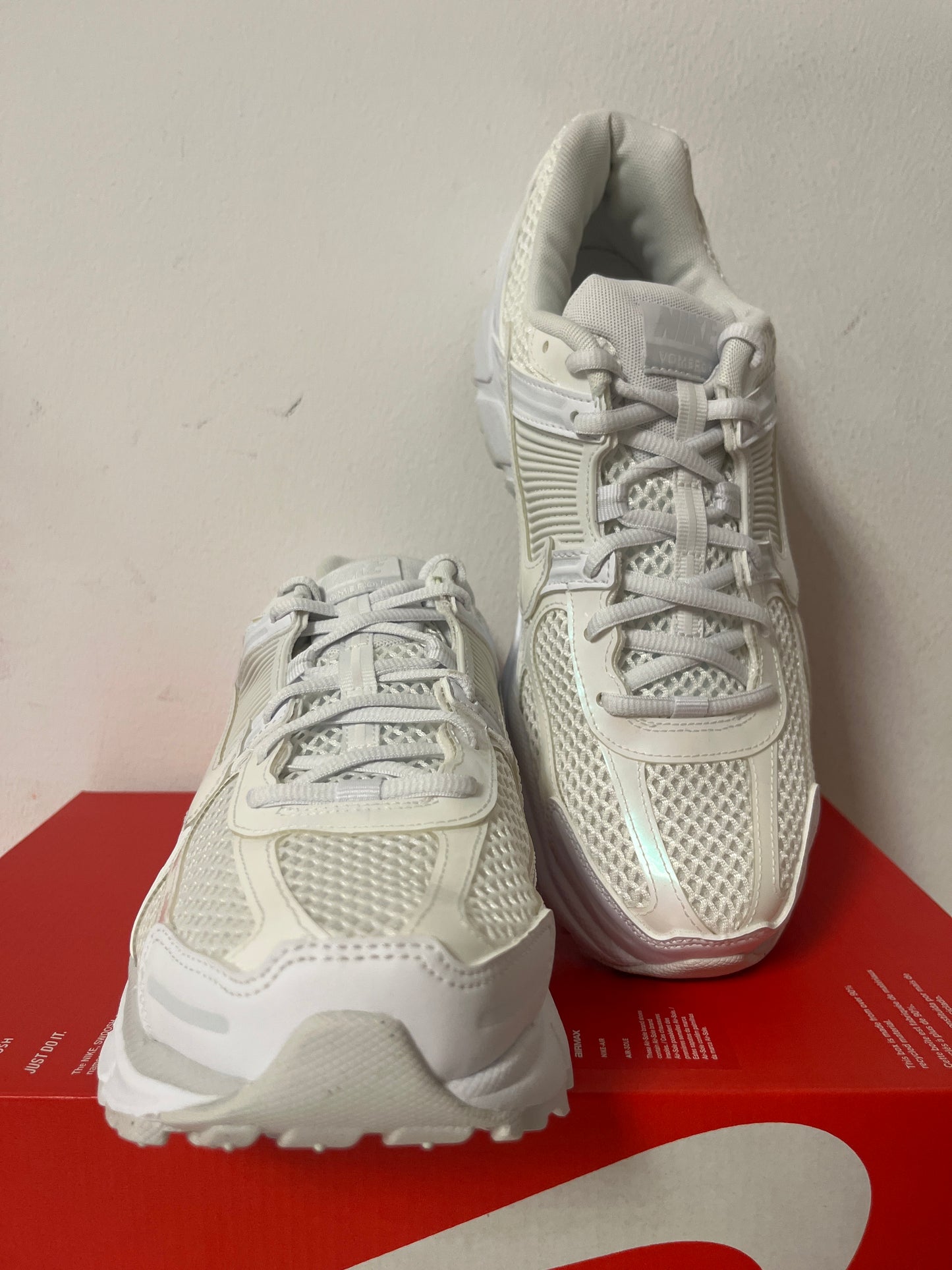 Nike Zoom Vomero 5 in weiß mit schimmernden Details, Größe 42,5