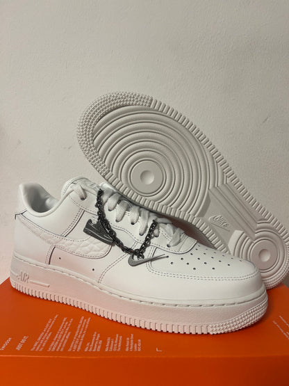 Nike Air Force 1 weiß mit silberner Kette und Muster auf dem Swoosh, Größe wählbar