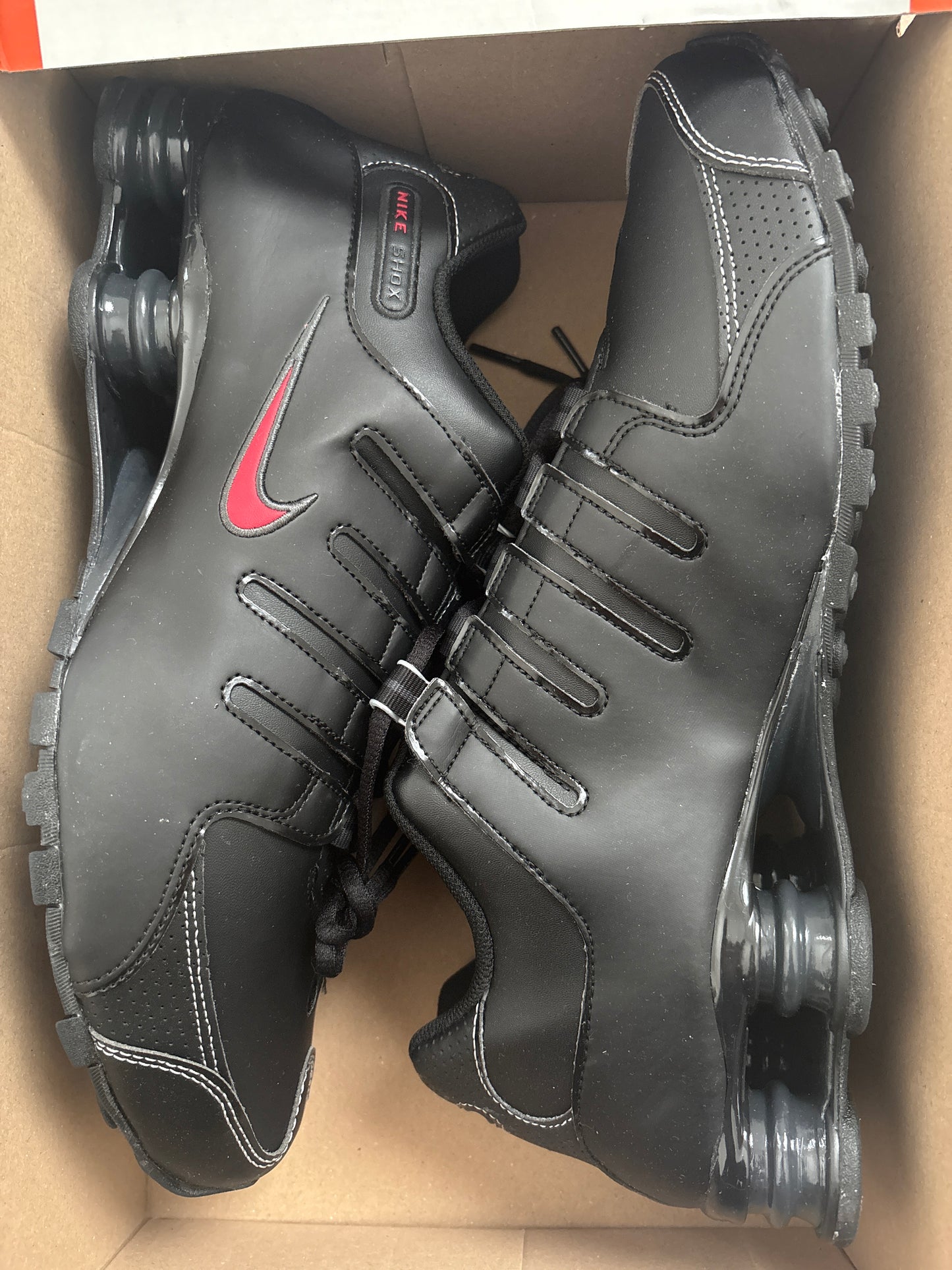 Nike Shox NZ in schwarz/rot, Größe 38,5