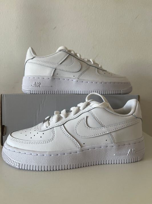 Nike Air Force 1 in weiß, Größe 33