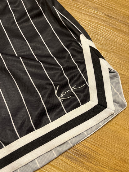 Karl Kani Shorts in schwarz mit weißen Streifen, Größe S