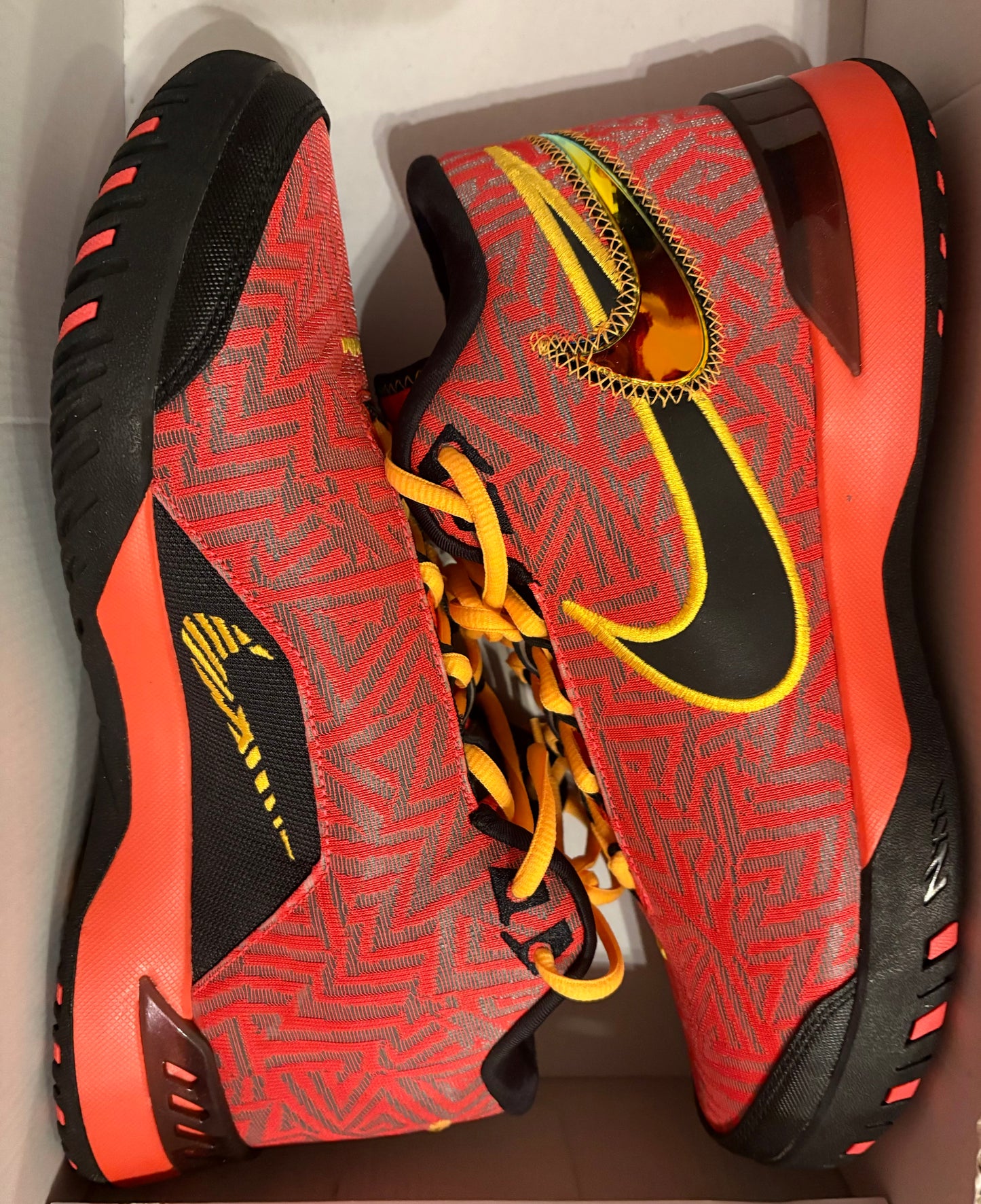 Nike Lebron NXXT Genisus, in rot/schwarz/gelb/orange, Größe 47