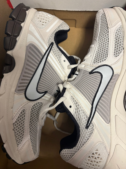 Nike Zoom Vomero 5 in weiss/braun/grau, Größe wählbar