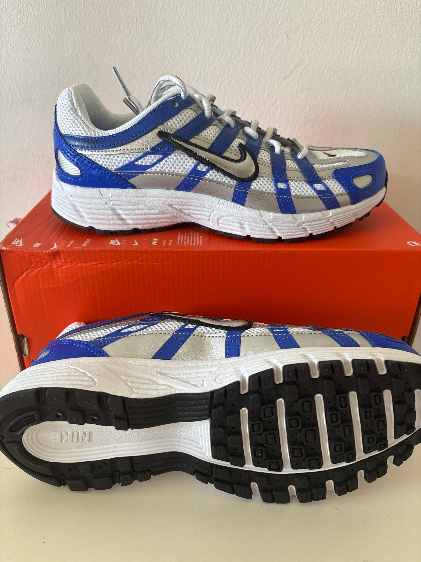 Nike P-6000 in Silber/weiss/blau, Größe 36,5