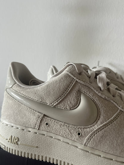 Nike Air Force 1 '07 in creme mit dickem Swoosh aus Wildleder, Größe 40