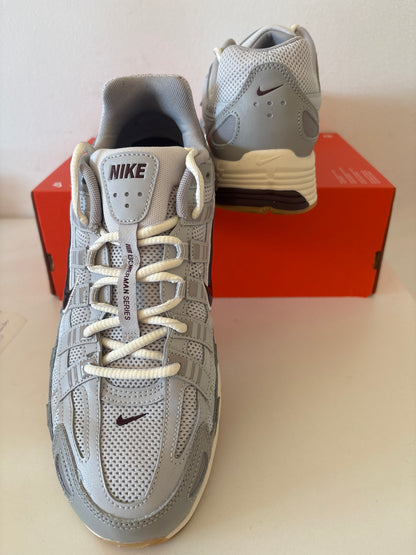 Nike P-6000 in grau/weiss/Burgunder, Größe 46