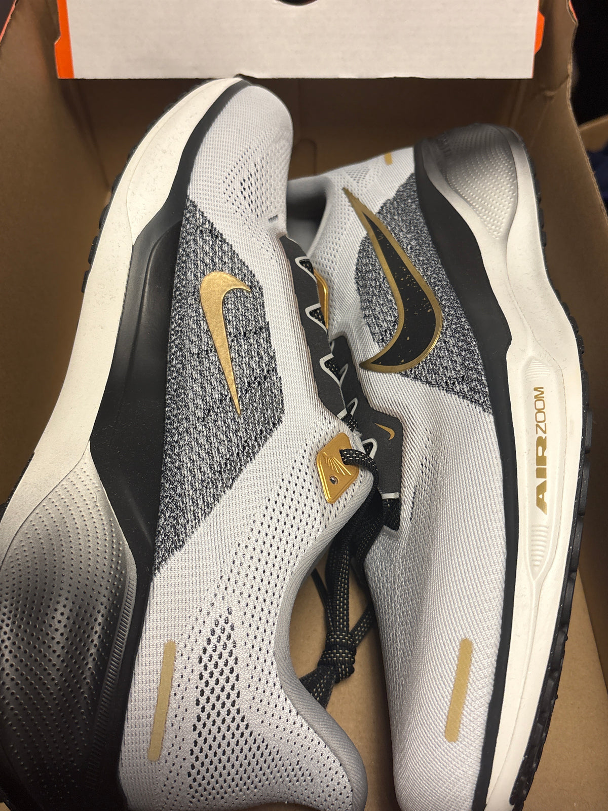 Nike Air Zoom Pegasus 41 in weiß/grau/gold, Größe 47,5
