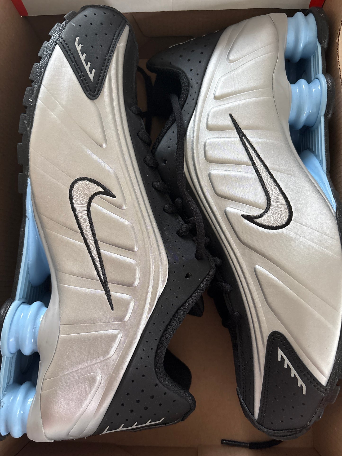 Nike Shox R4 in schwarz/silber/hellblau , Größe 43