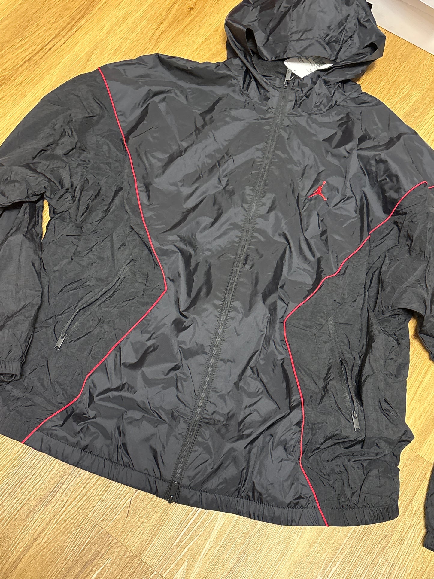 Nike Jordan Regenjacke in schwarz/rot, Größe XXL