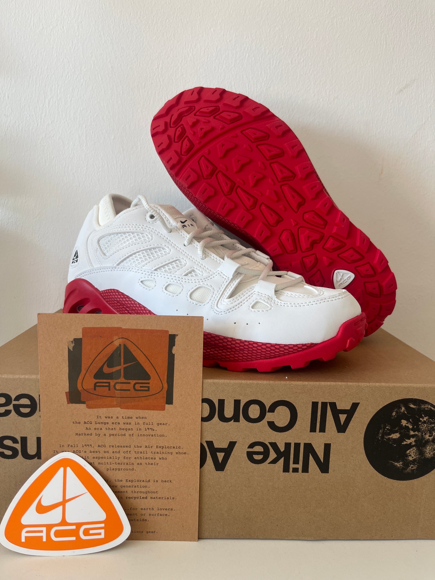Nike ACG Air Exporaid in weiß/rot, Größe 40