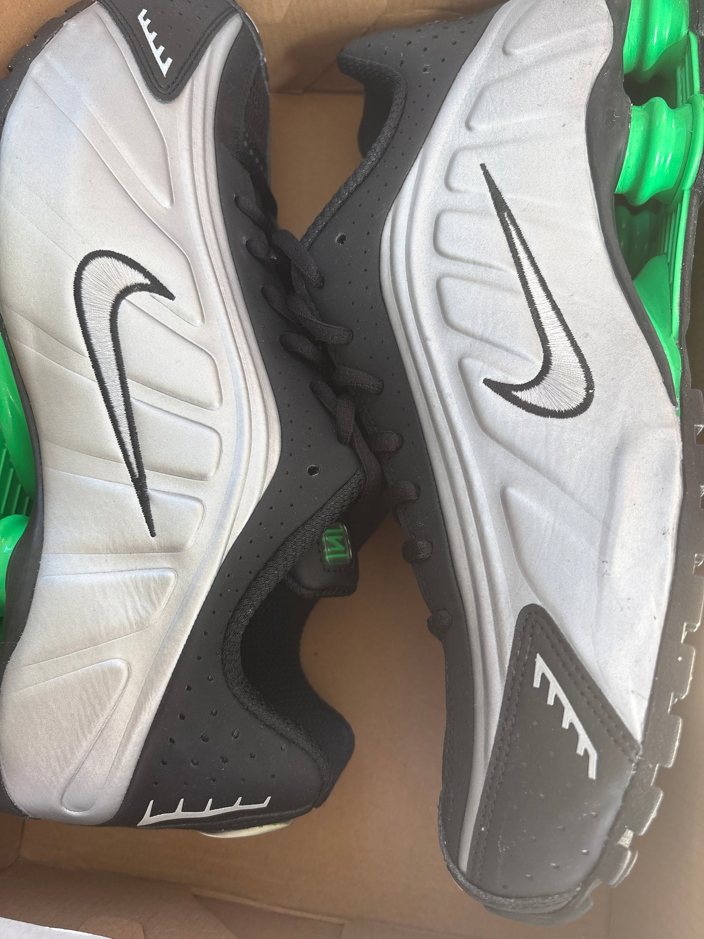 Nike Shox R4 in Silber/grün/schwarz, Größe 45