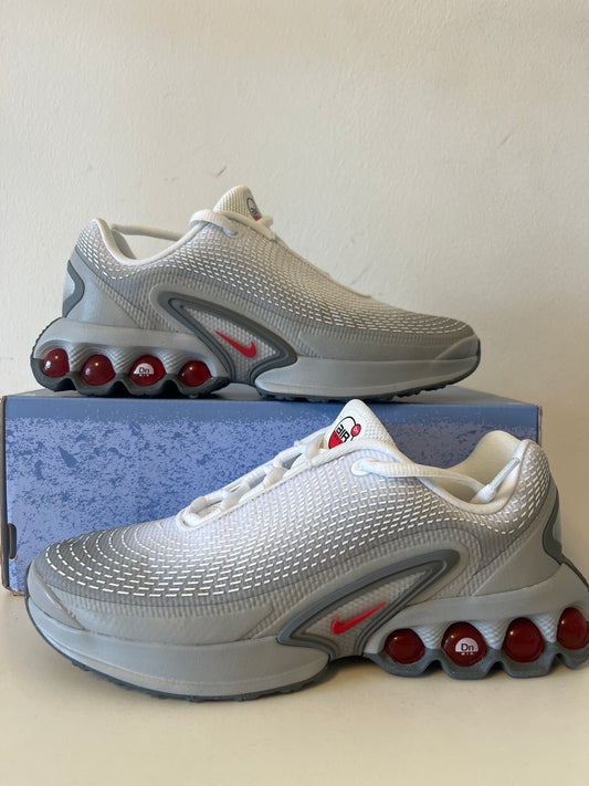 Nike Air Max DN in weiß/grau/rot, Größe wählbar