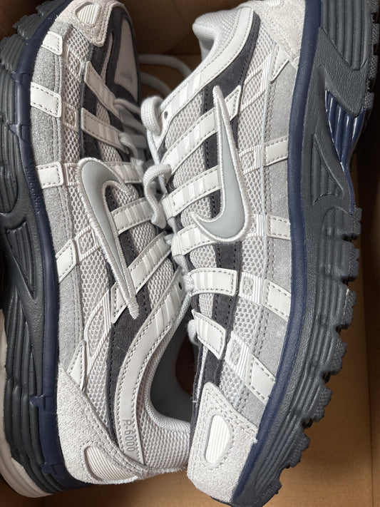 Nike P-6000 in grau/dunkelblau, Größe 40