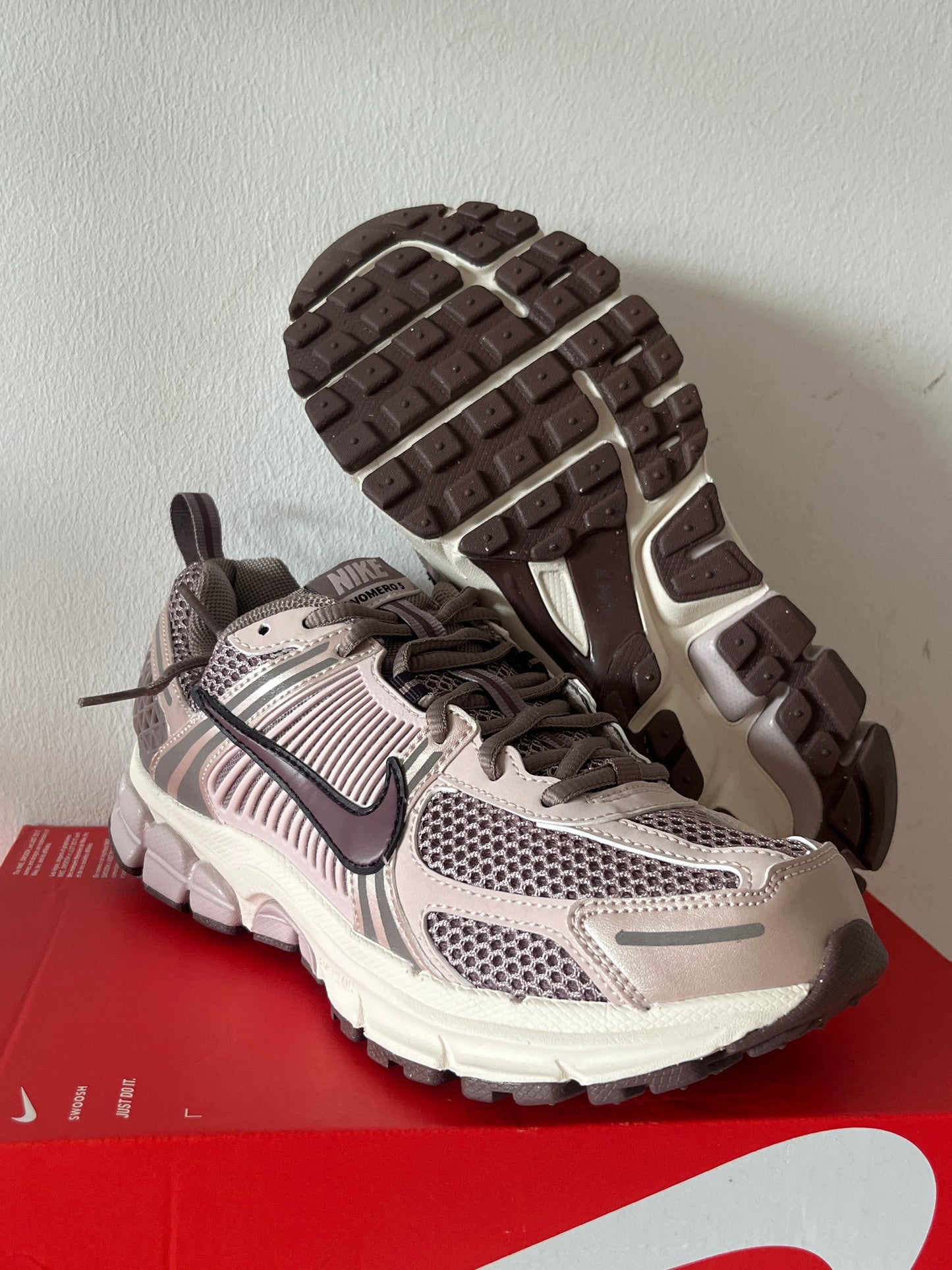 Nike Vomero 5 in brombeere/flieder/creme, Größe 38,5