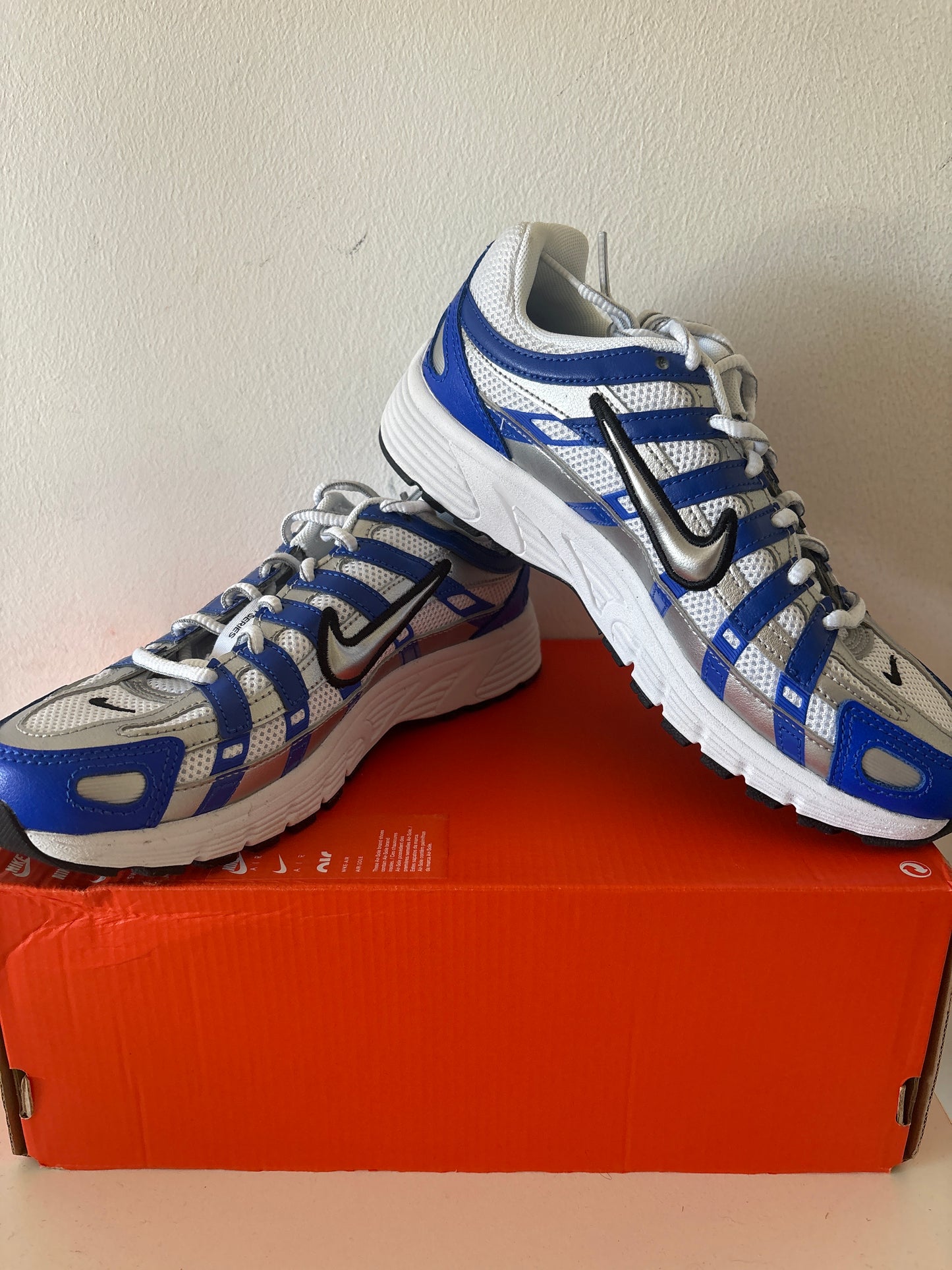 Nike P-6000 in Silber/weiss/blau, Größe 36,5
