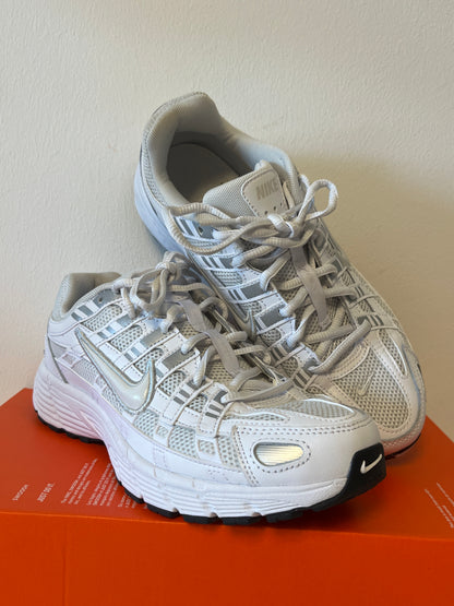 Nike P-6000 in weiß/silber, Größe 39