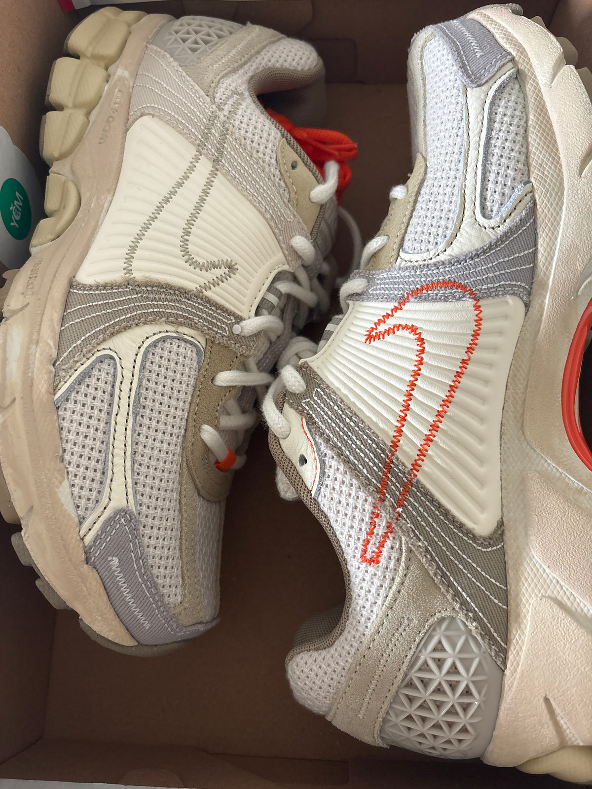 Nike Zoom Vomero 5 in grau/orange, Größe 42