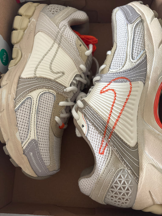 Nike Zoom Vomero 5 in grau/orange, Größe 42