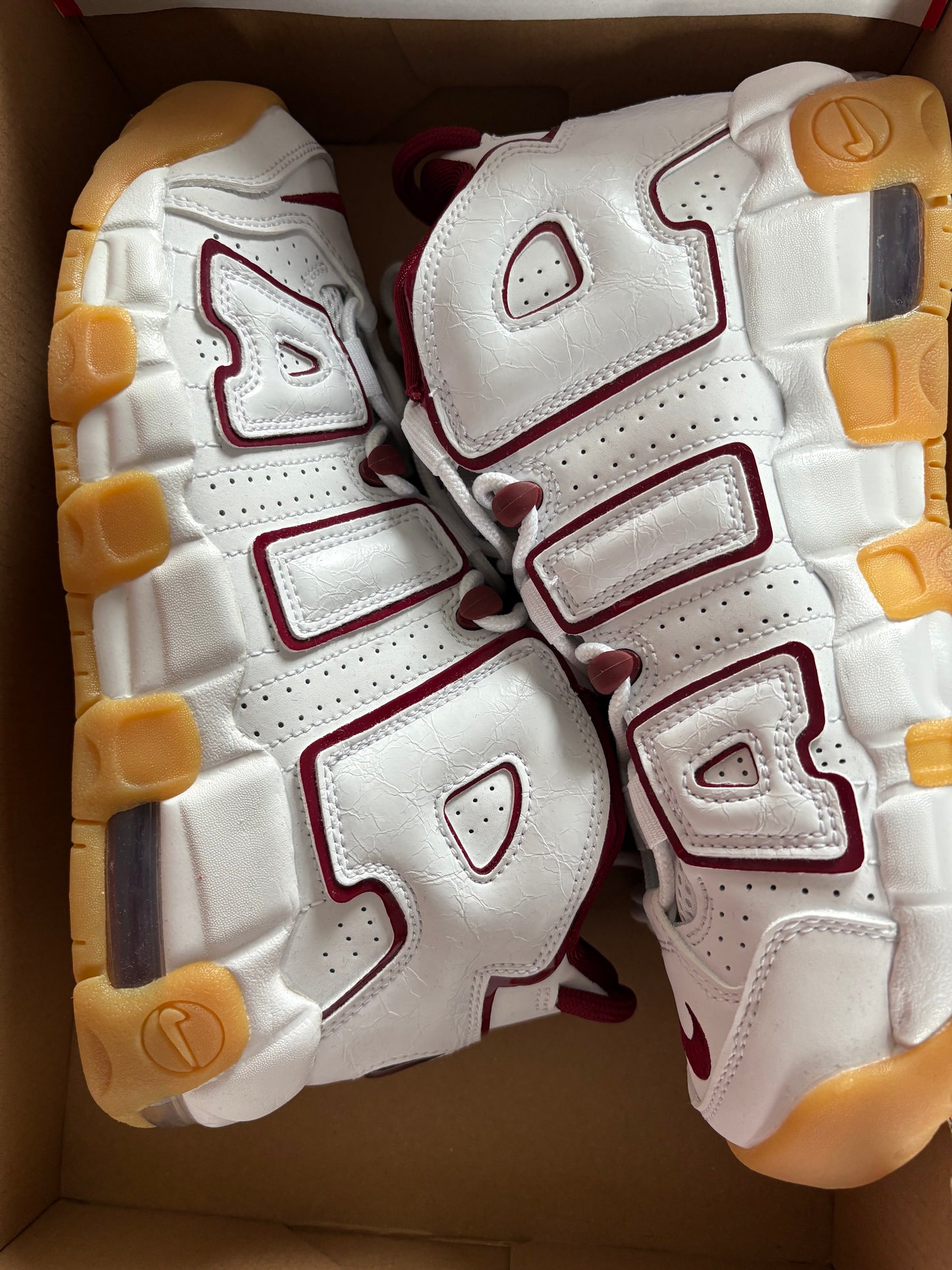 Nike Air More Uptempo weiss/weinrot braune Sohle, Grösse wählbar