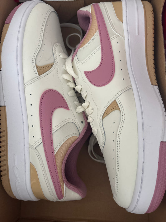 Nike Gamma Force, beige/rosa/braun, Gr. 42