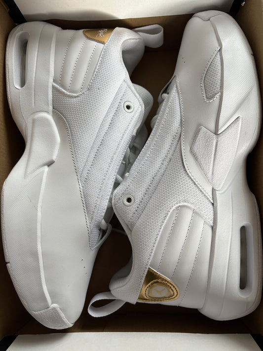 Jordan Max Aura 6 in weiss/gold, Größe 42