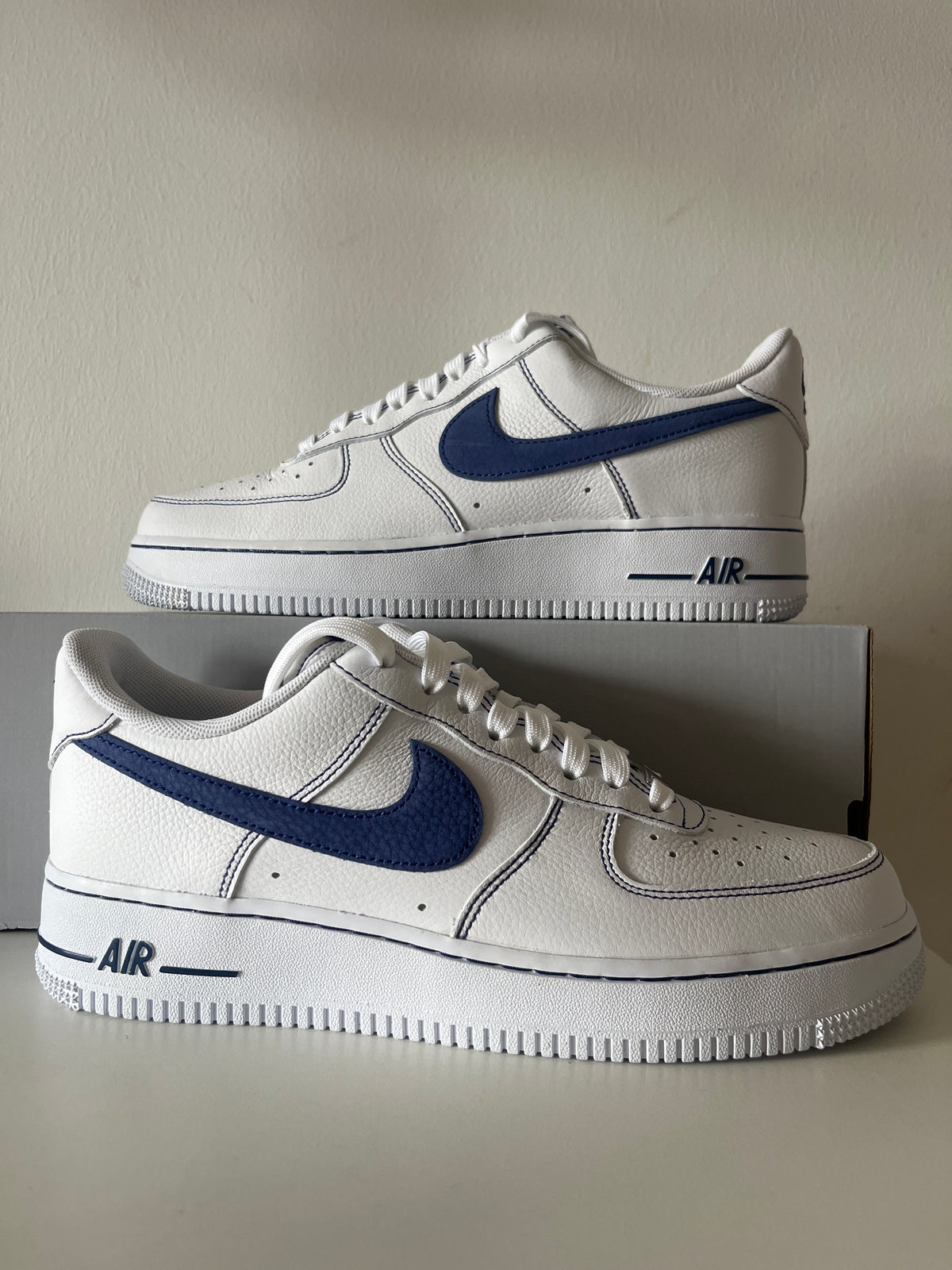 Nike Air Force 1 '07 in weiß/dunkelblau, Größe 41