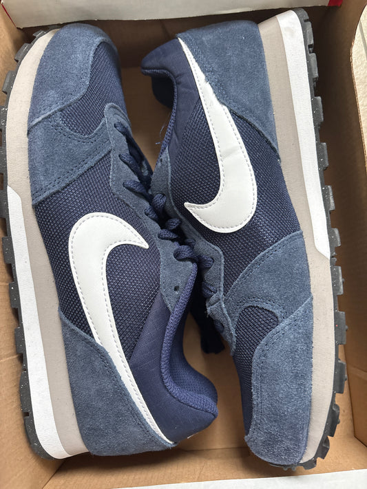 Nike MD Runner 2 in dunkelblau/weiss, Größe 40,5