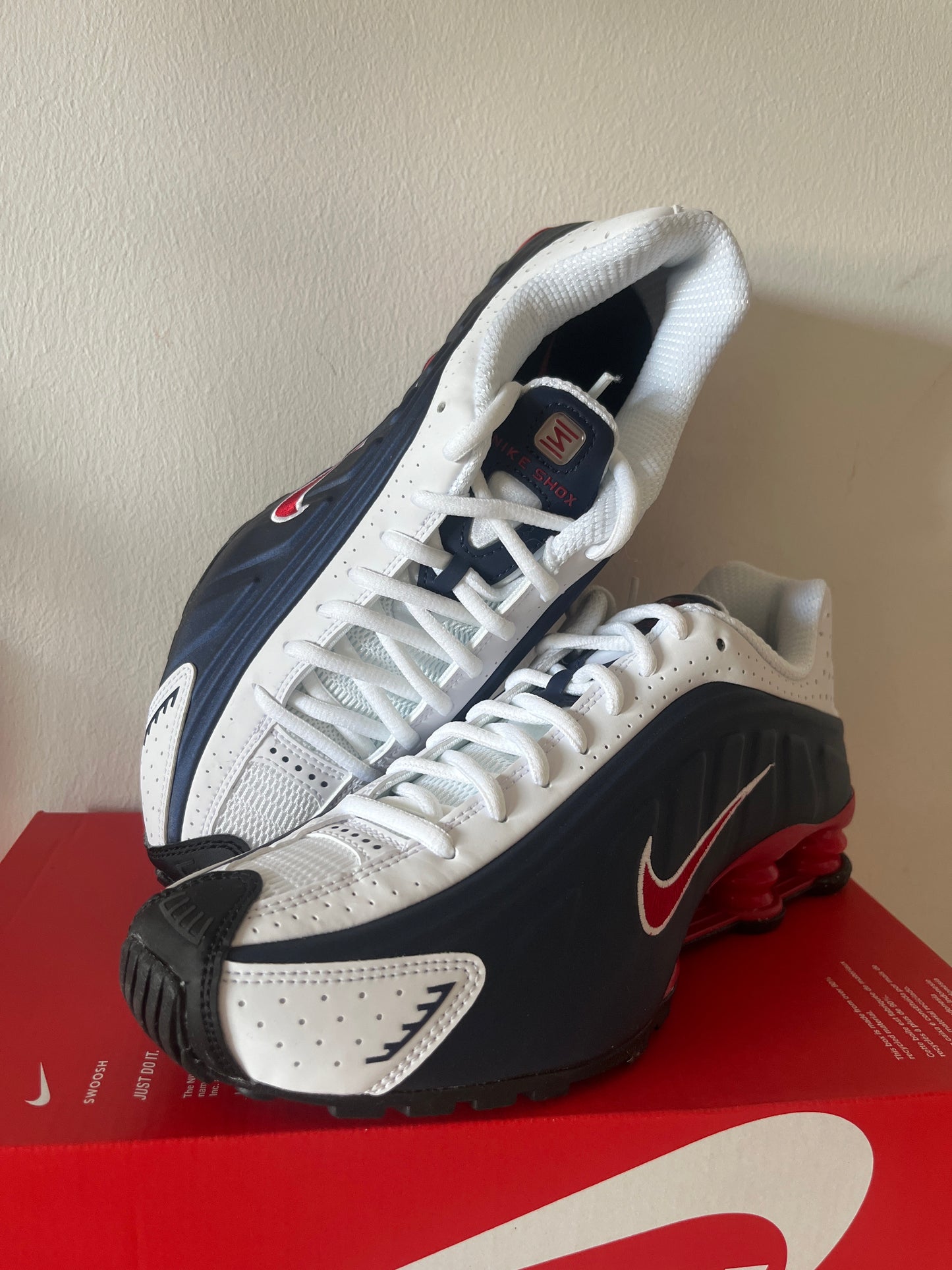 Nike Shox R4 in dunkelblau/rot/weiß, Größe 40,5