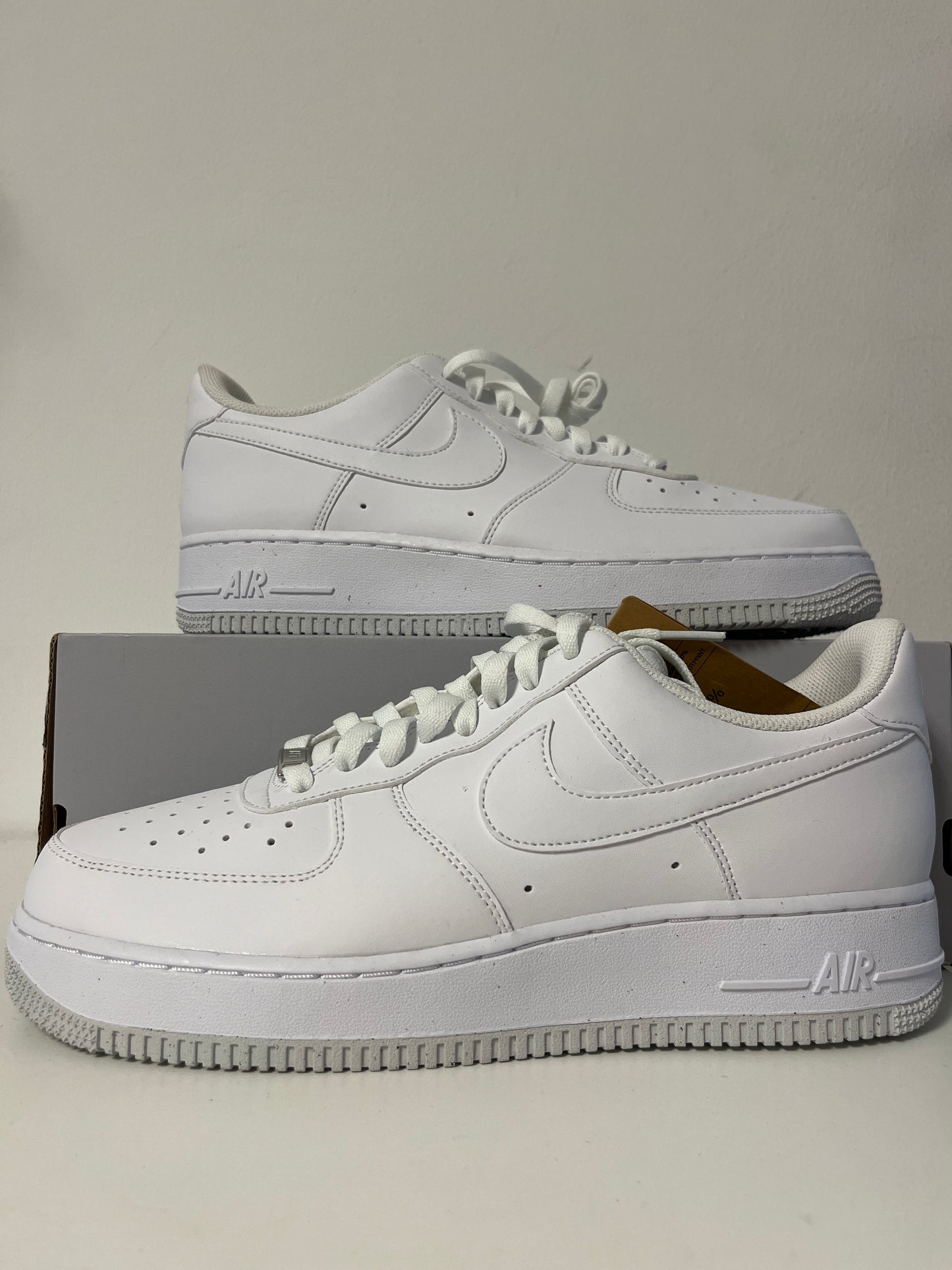 Nike Air Force 1 '07 in weiß/graue Sohle, Größe wählbar