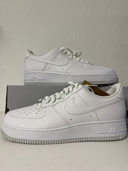 Nike Air Force 1 '07 in weiß/graue Sohle, Größe wählbar