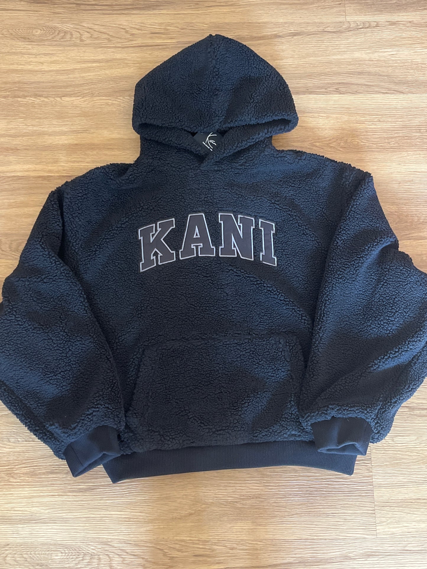 Karl Kani Plüsch Hoodie in schwarz mit großem Schriftzug, Größe wählbar