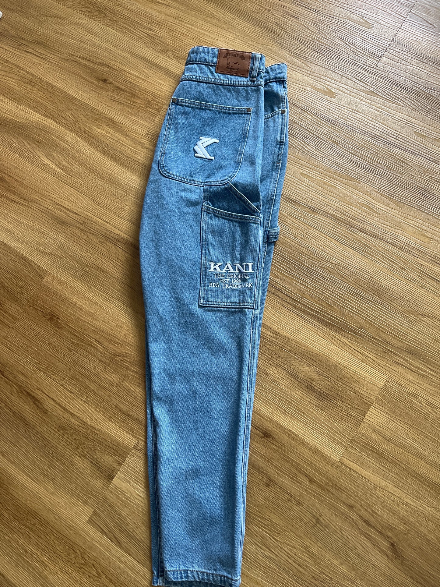 Karl Kani Jeans blau mit weißen Details, Größe 32