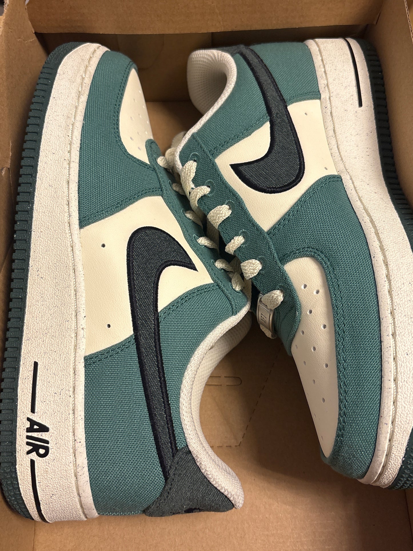 Nike Air Force 1 in grüntöne/creme , Größe 38,5