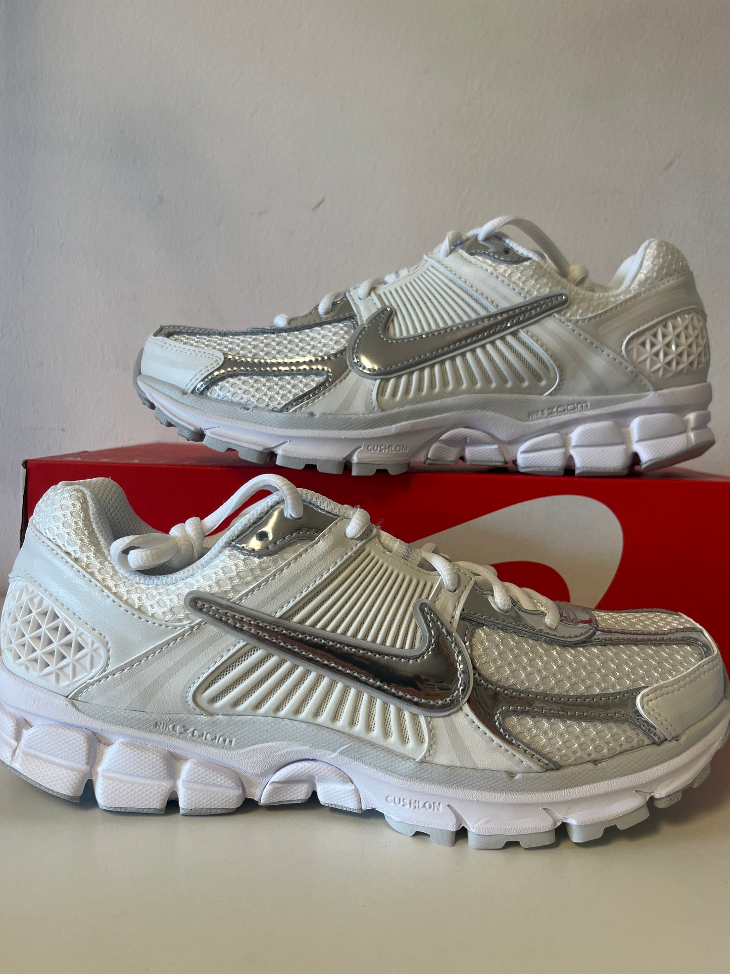 Nike Zoom Vomero 5 in Silber/weiss, Größe wählbar