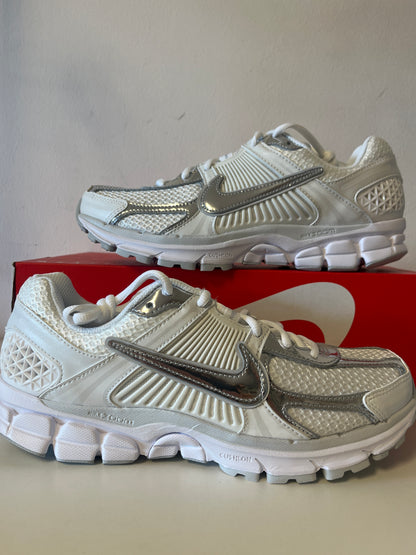 Nike Zoom Vomero 5 in Silber/weiss, Größe wählbar
