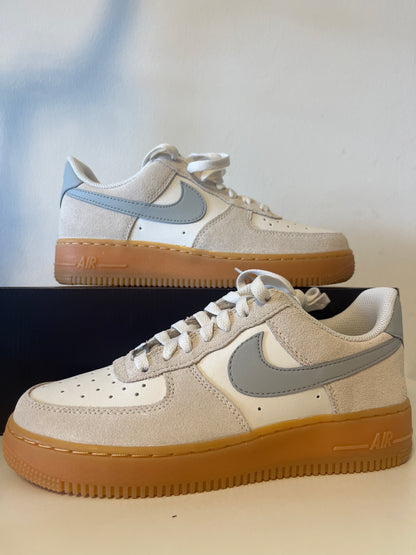 Nike Air Force 1 '07 LV8 in weiß/creme/hellblau/hellbraun, mit Wildleder, Größe 38,5