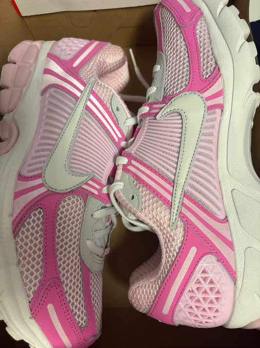 Nike Zoom Vomero 5 in rosa/pink/grau, Größe 43
