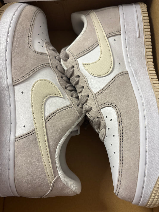 Nike Air Force 1 in weiss/hellbraun/beige, Gr. Wählbar