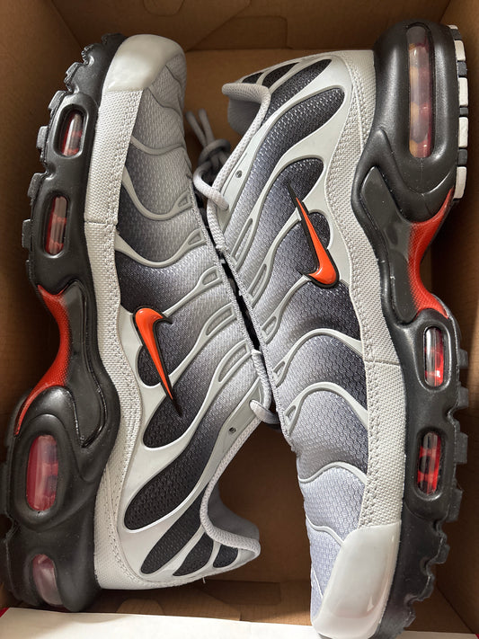 Nike Airmax Plus TN in verschiedenen Grautönen/schwarz/orange, Gr. Wählbar