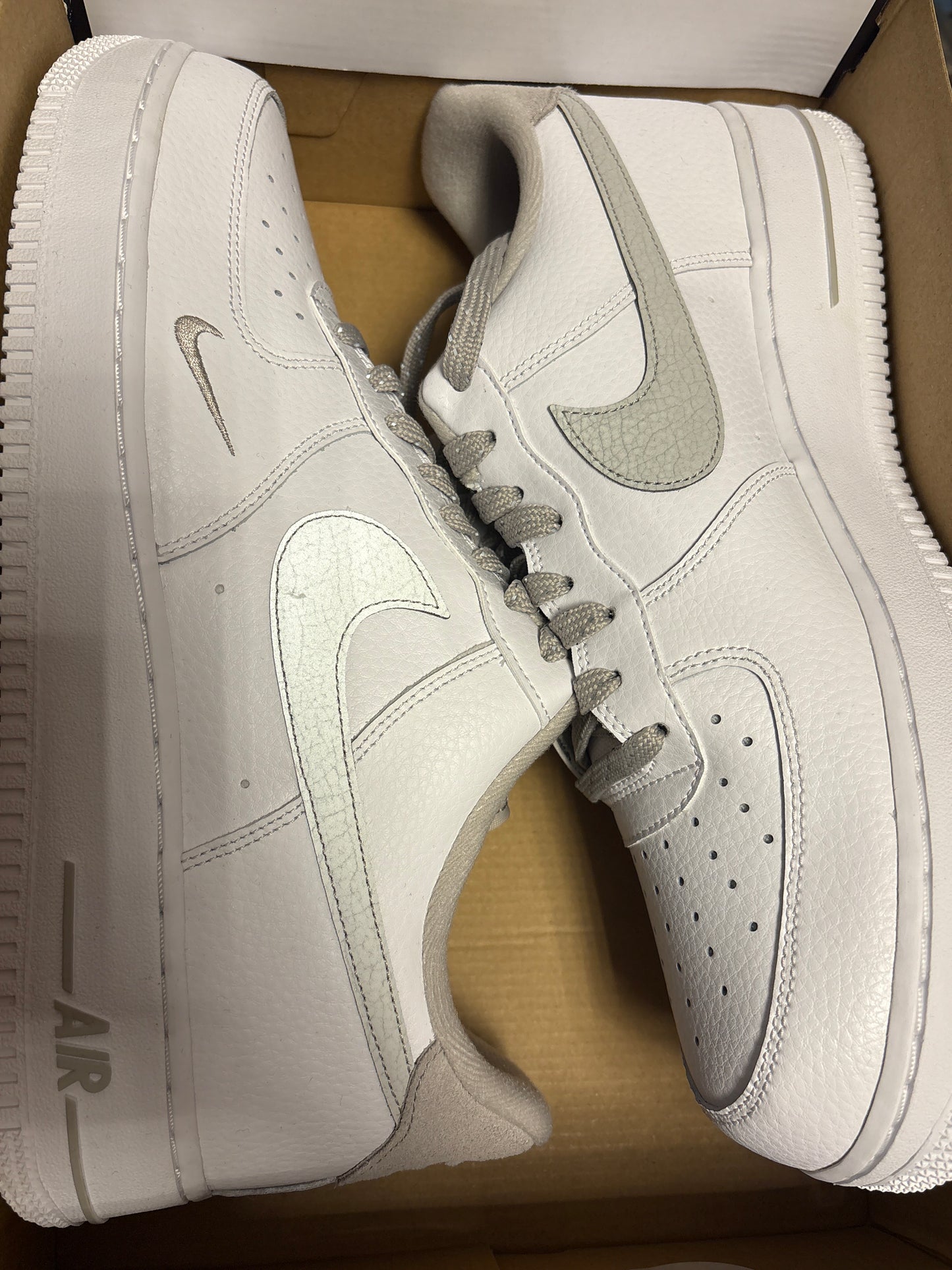 Nike Air Force 1 '07 in weiß/grau mit reflektierenden Swoosh, Größe 45